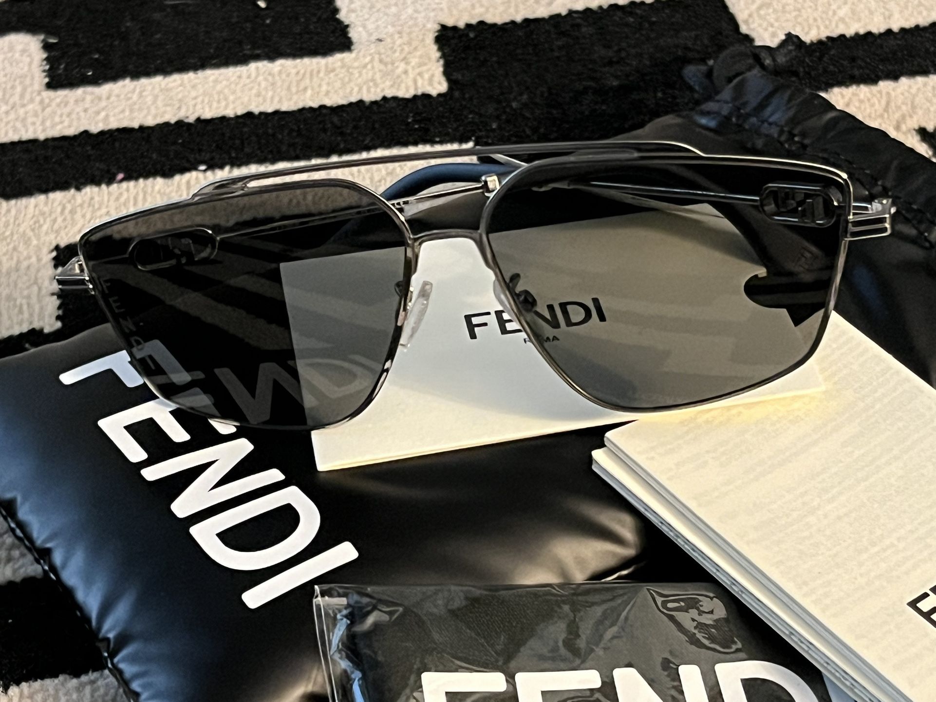 Fendi O’Lock metal sunglasses unisex