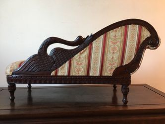 Swan 2024 fainting couch