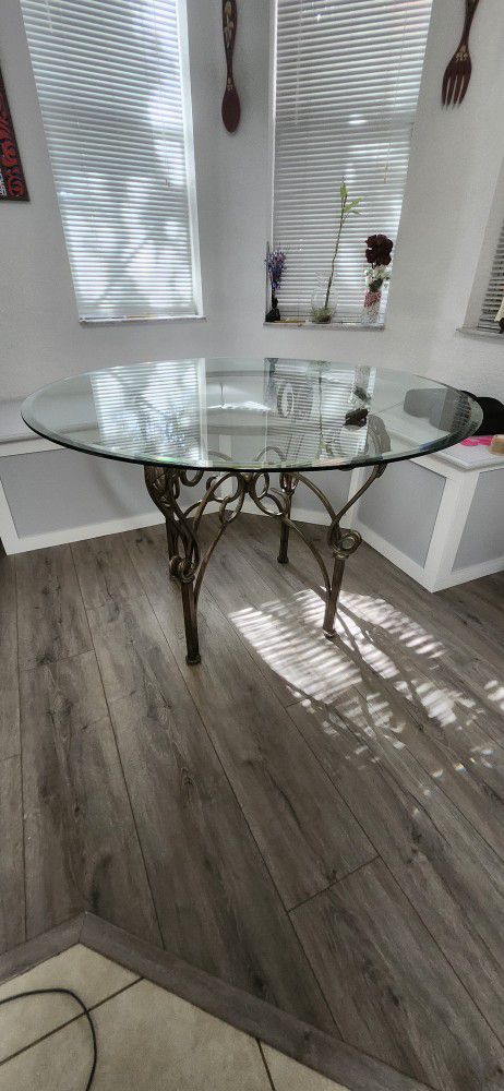 Round Glass Dining Table w Metal Chairs