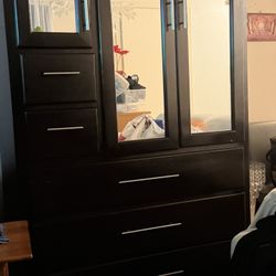 Mueble Casi  Nuevo Solo Tengo 4 Meses Con El