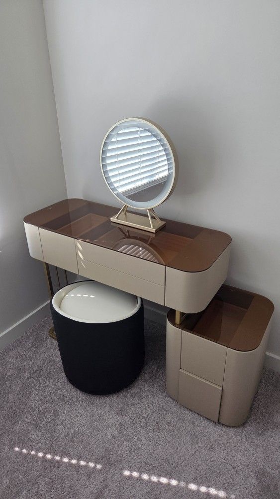 Vanity MakeUp Table