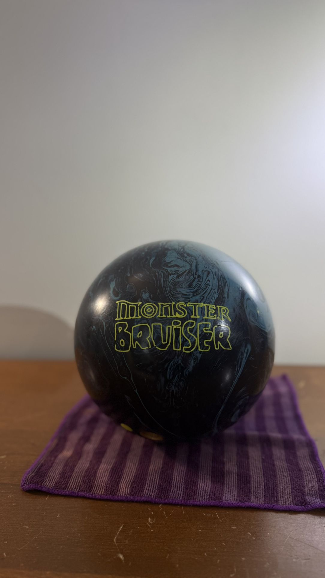 Brunswick MONSTER BRUISER Bowling Ball 15lbs Reactive