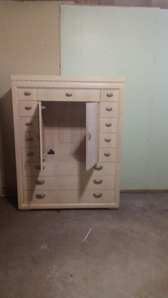 Door Chest "Oakwood" in Good condition
