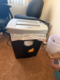 Crosscut paper and credit card shredder