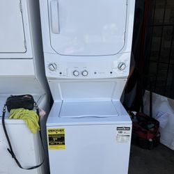 GE  stackable Gas Dryer 27” W  Like New Conditions 