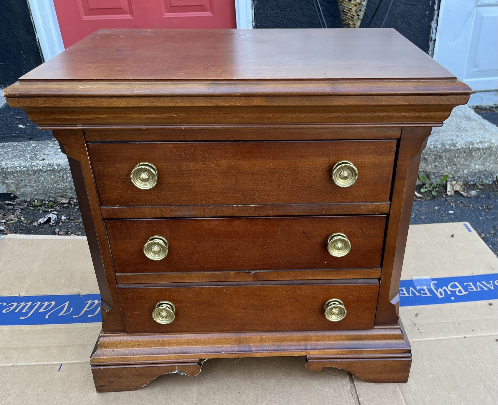 BROYHILL 3 DRAWER NIGHT STAND CHERRY FINISH 