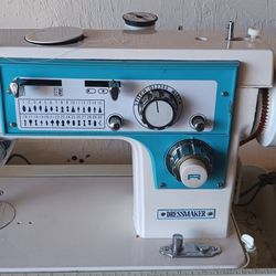 Vintage Super Zig Zag Sewing Machine Dressmaker 7000