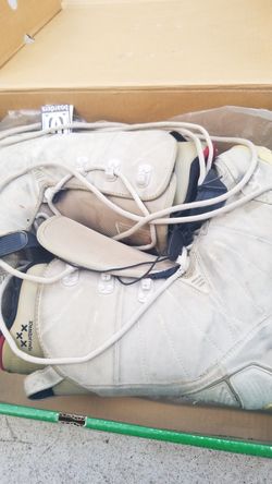 Snowboard boots