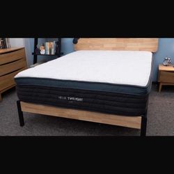 Helix - Luxe Twilight(1 Queen, Cover: Original Cover, Top Layer: ErgoAlign Layer)  - Immaculate Condition - Like New. 