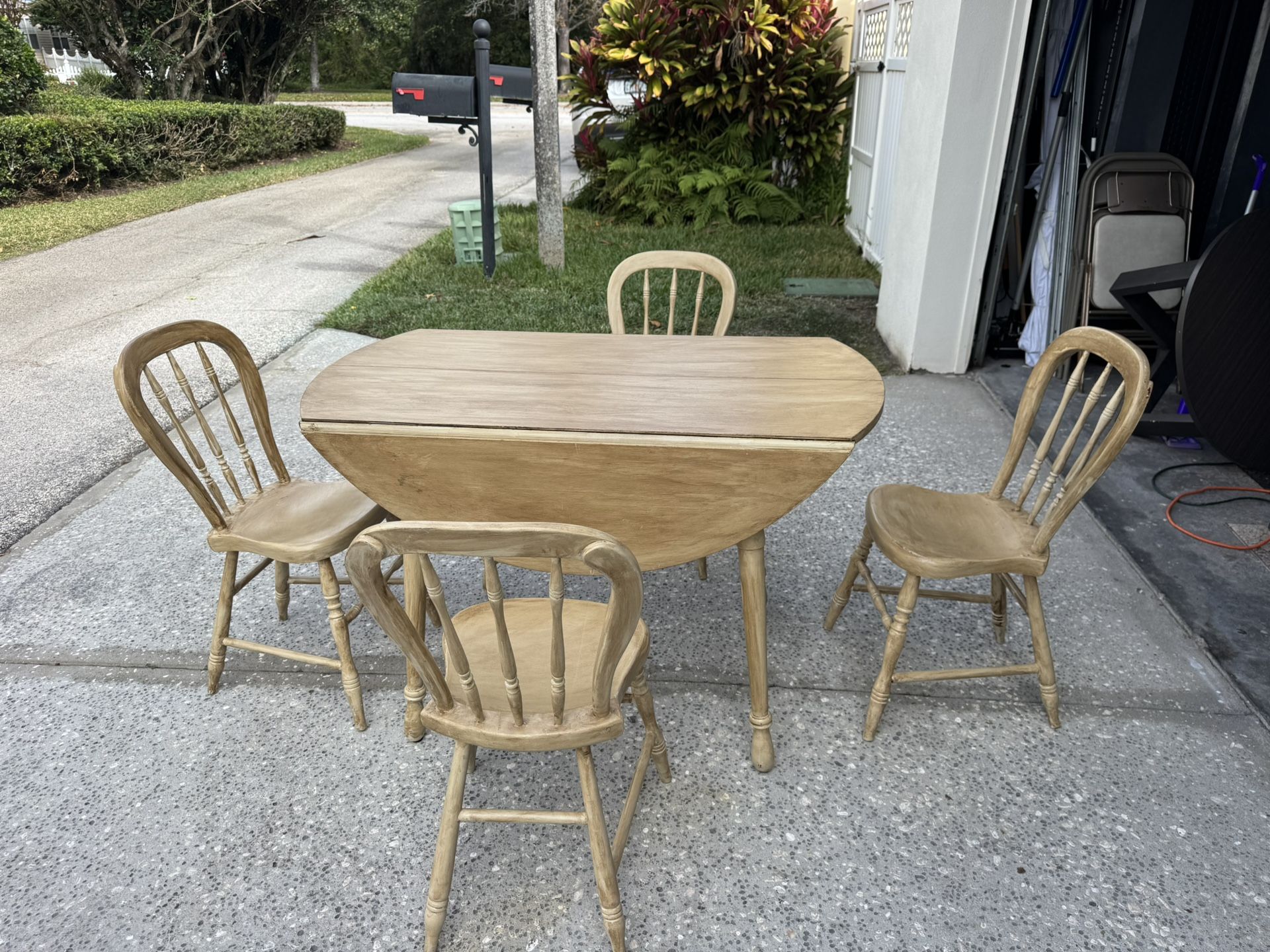 Round Dining Table w 4 chairs
