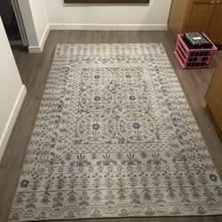 5 X 8 Rug , Great Condition 