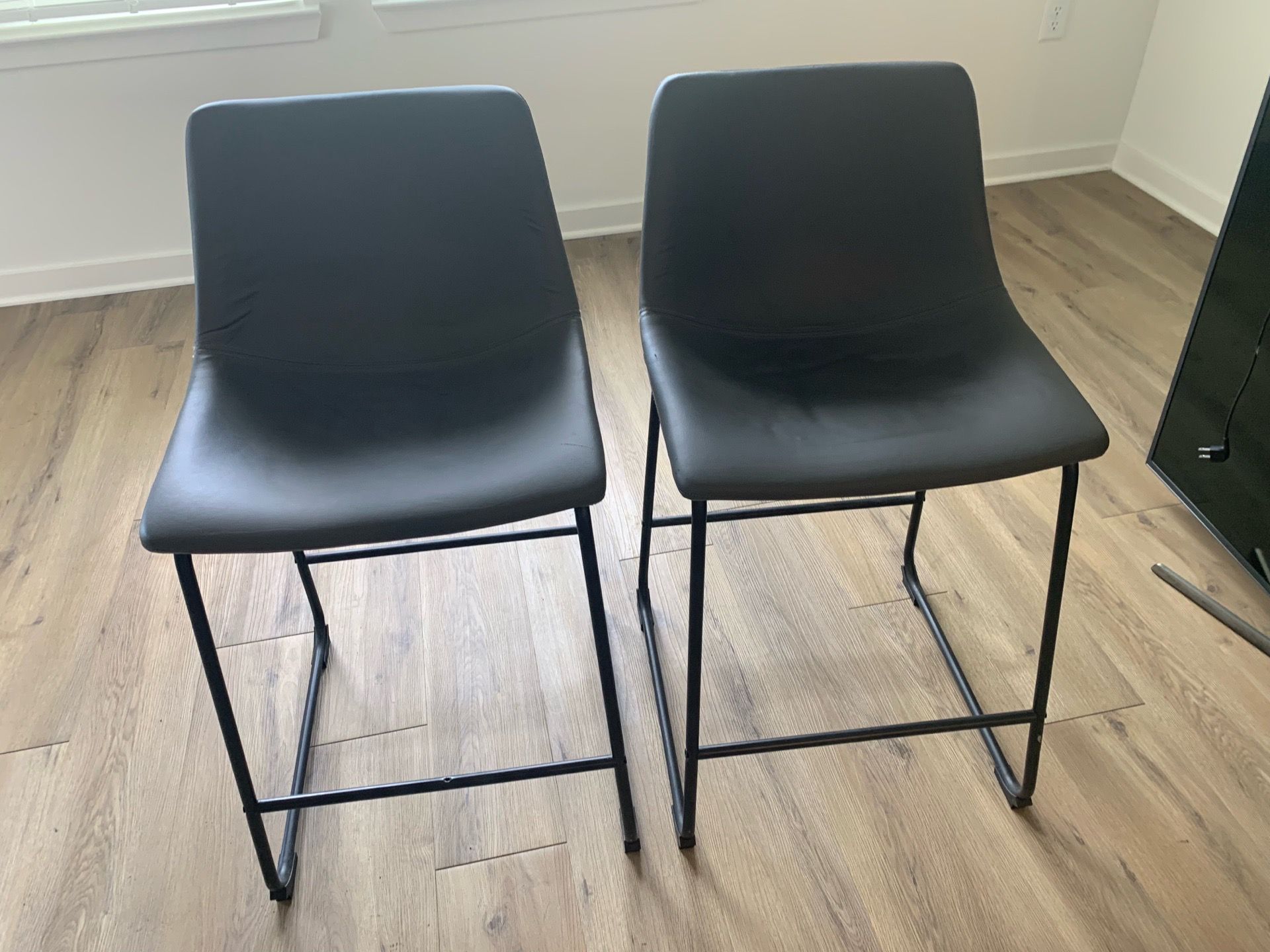 Set of 2 modern kitchen island/bar stools in good condition.