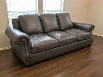 💥 Sophisticated Gray Couch – Ready for Pickup Today