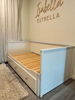 Daybed pullout bed king size with drawers.