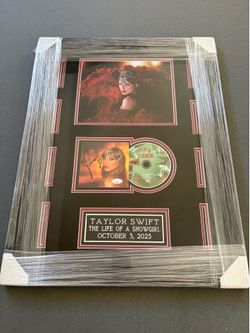 Taylor Swift signed & authenticated CD and Picture