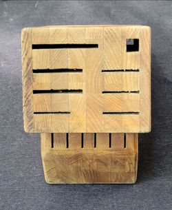 Solid wood knife block has a natural light brown finish. This storage block features 11 slots of varying sizes to accommodate different kitchen knives