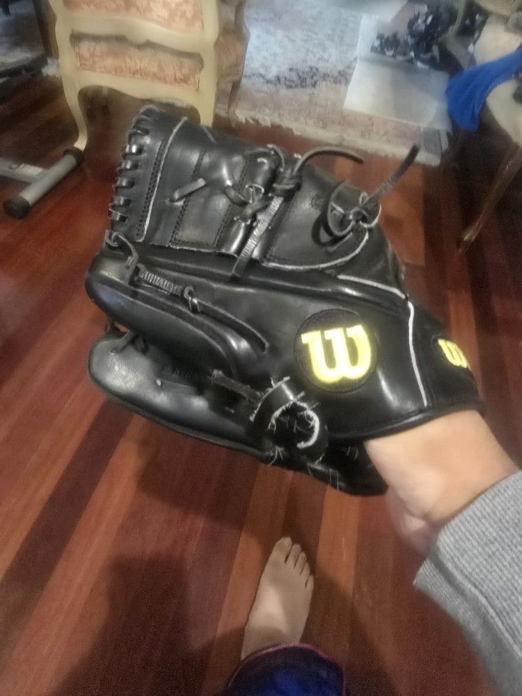Like New Black Wilson A2000