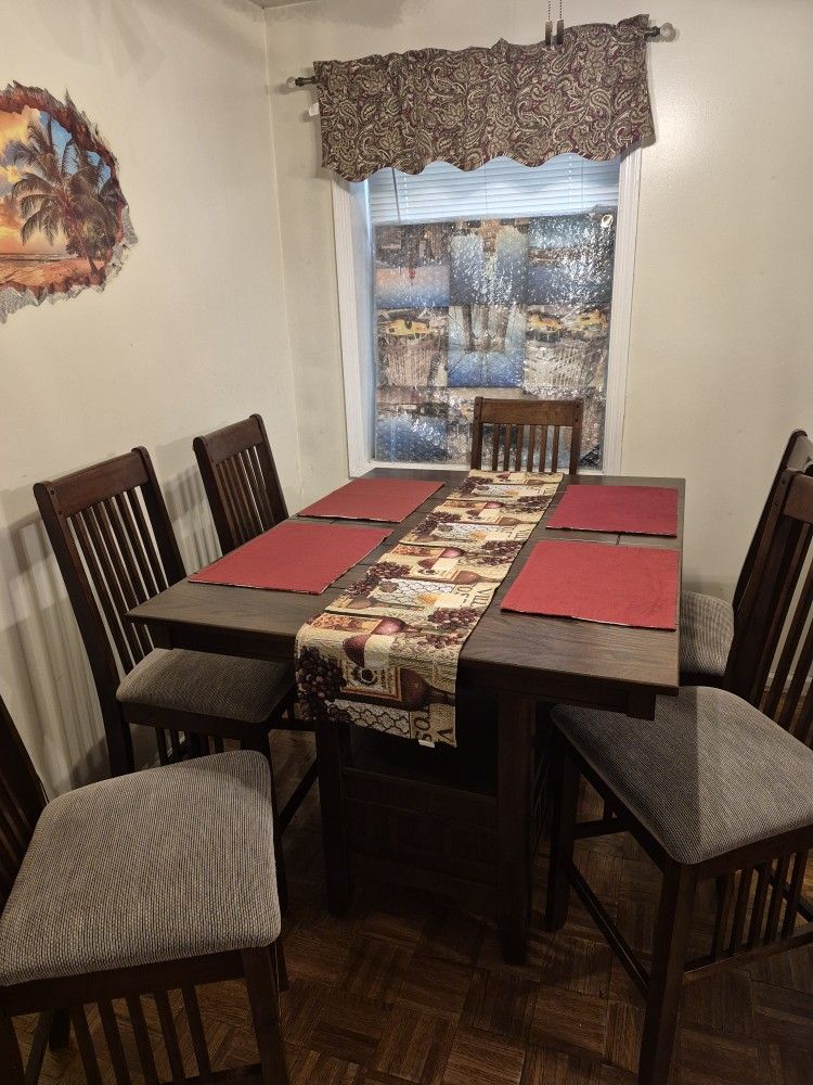 EXTENDABLE DINING TABLE