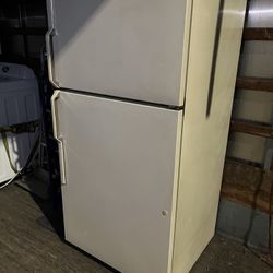GE Refrigerator 