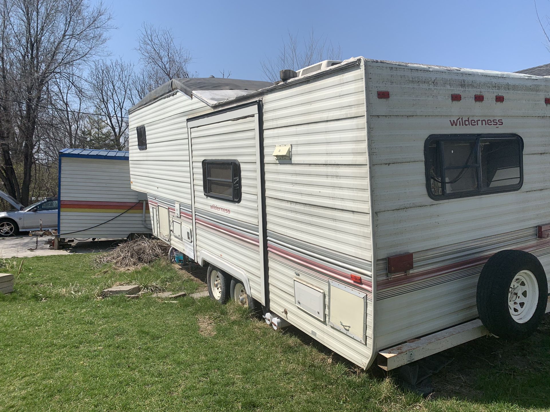 Photo 1993 5th Wheel Camper With Slide Out