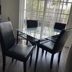 $130 Kitchen Dining Room Table and 4 Chairs