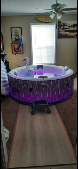 Bestway SaluSpa Hollywood Luxe Inflatable HotTub - 6 Person Round Spa.