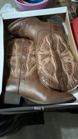 Boots size 9