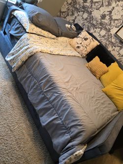 COMPLETE QUEEN SIZE BED WITH TWIN SIZE TRUNDLE