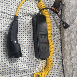 Mercedes-Benz Portable EV Charger Level 1 (120V) + Carrying Case