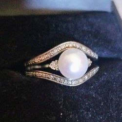 Macy's Pearl ring sz 7 with diamond accents