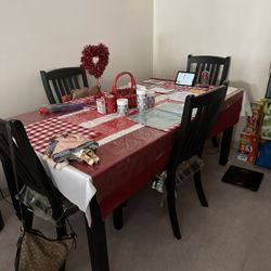 Dining room table for chance brand new used maybe once or twice no scratches or nothing