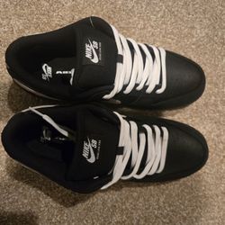Nike dunk low pro sb black white gum