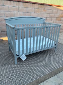 Graco Baby crib w/ new mattress
