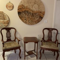 Two Chair Antique With Table Lamp 