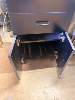 Salon cabinet