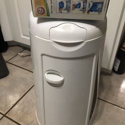 Munchkin Diaper Pail And Unopened Box Of Refill Bags (20 Bags)