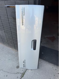 Toyota Tacoma Tailgate (Silver)