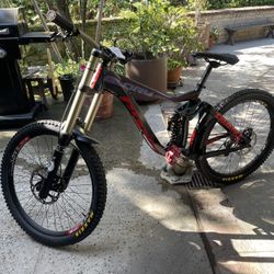 Giant Glory Downhill Bike 
