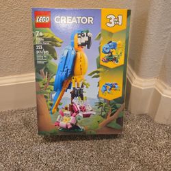 Lego-Exotic Parrot