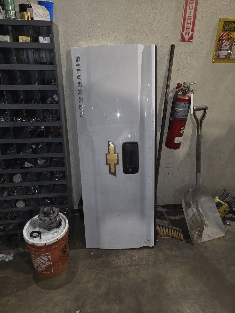 2107 Siverado Tailgate With Camera