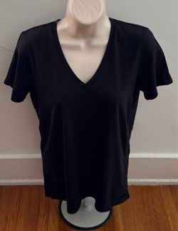 Everlane black 100% organic cotton V-neck short sleeve tee, size M