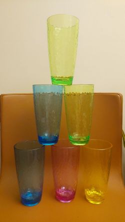 ​Tall Colorful Plastic Drinking Tumblers Set (6 Pack) - Like New