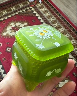 Westmoreland Green Satin Glass Trinket Box 1970 White Daisy Vintage Collectible