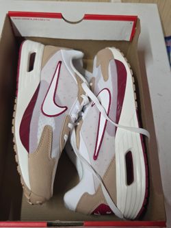 Brand new 10mens /11.5 womens Nike Air Max solo