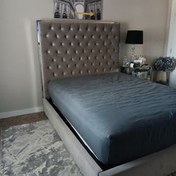 Queen Size Button Tuffted Bed