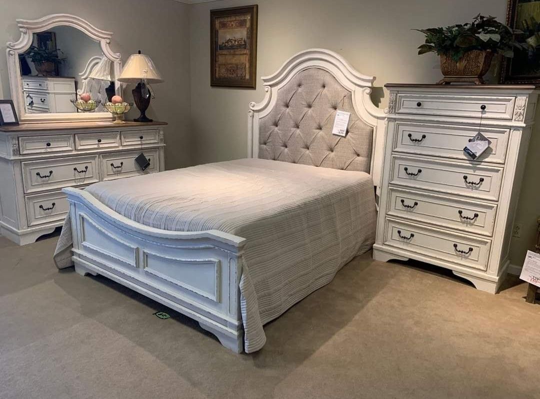 Realyn Chipped White Panel Bedroom Set