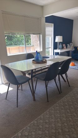 Dining table set + 5 chairs