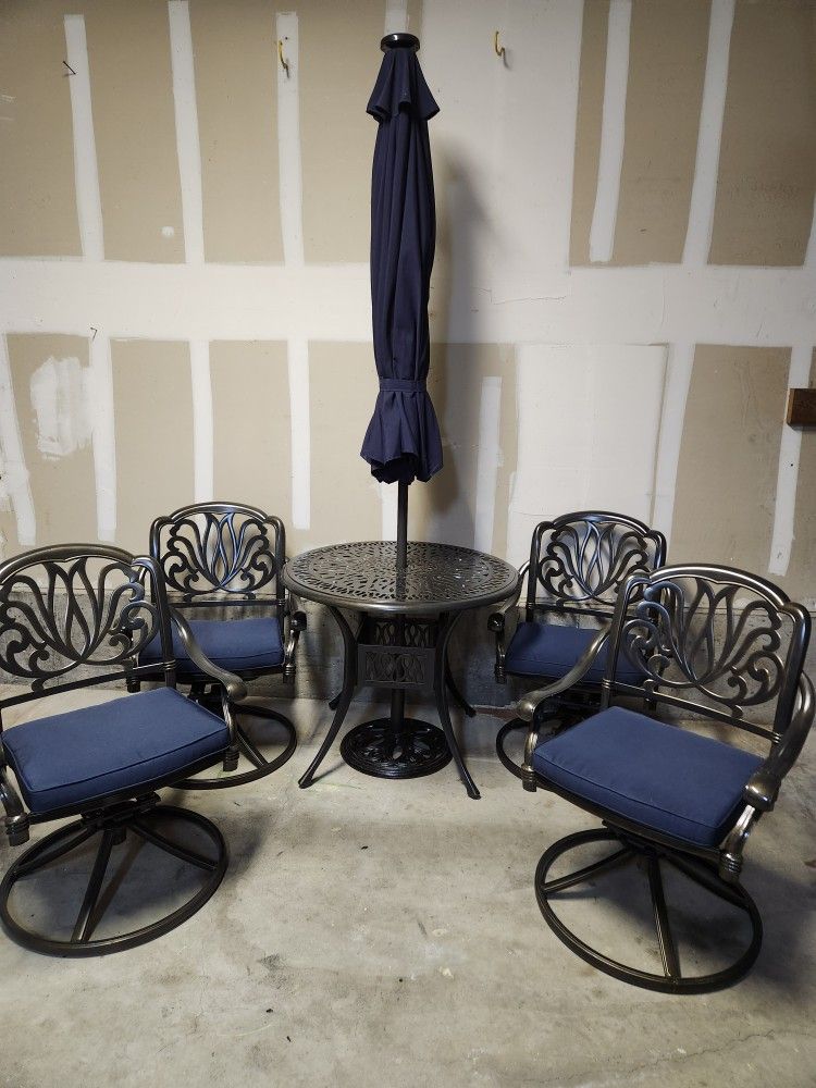 Like New Patio Table And Chairs With Umbrella