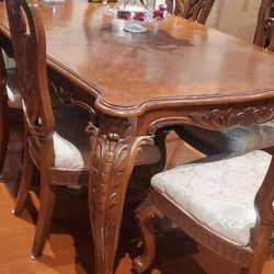 Dining table With 6 chairs 1 chair is broken the leg