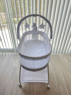 Baby bassinet on wheels